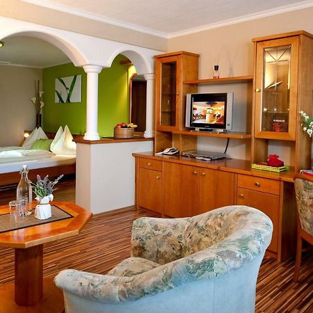 Hotel Winzer Wellness & Kuscheln Sankt Georgen im Attergau Dış mekan fotoğraf