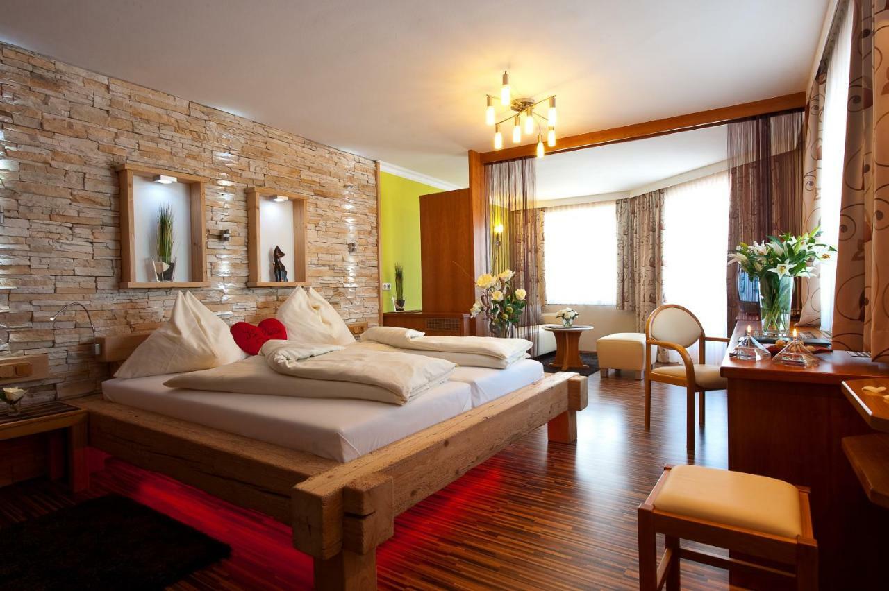 Hotel Winzer Wellness & Kuscheln Sankt Georgen im Attergau Dış mekan fotoğraf